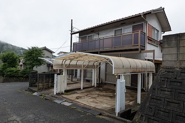 角地で2面道路に接している為、隣家をあまり気にせずお過ごしいただけます。陽当たり、風通しもよく、前面道路は幅員6m。車通りも少なく駐車場の出し入れも楽々です。