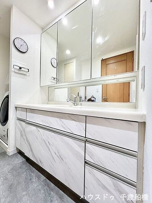 清潔感あるホワイトカラーの洗面スペースは、毎日の気持ちも前向きにしてくれる憩いの空間となります。