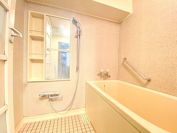 白を基調とした明るい浴室です！