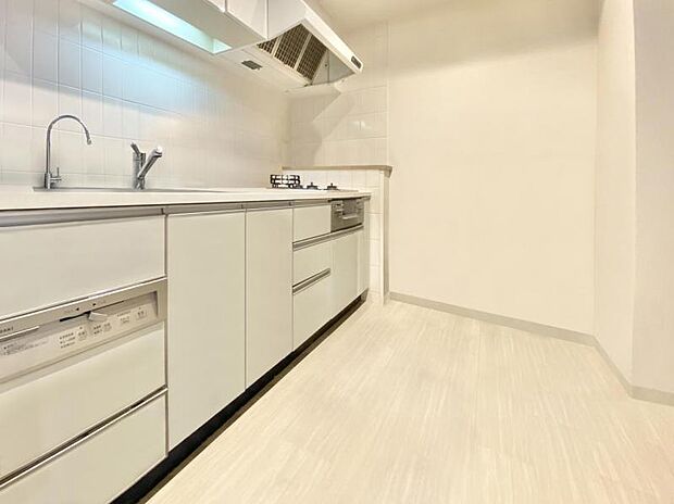 白を基調とした清潔なキッチンです！