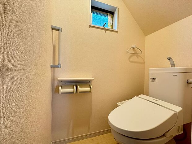 快適に使用していただける温水洗浄機能付きのトイレです♪
