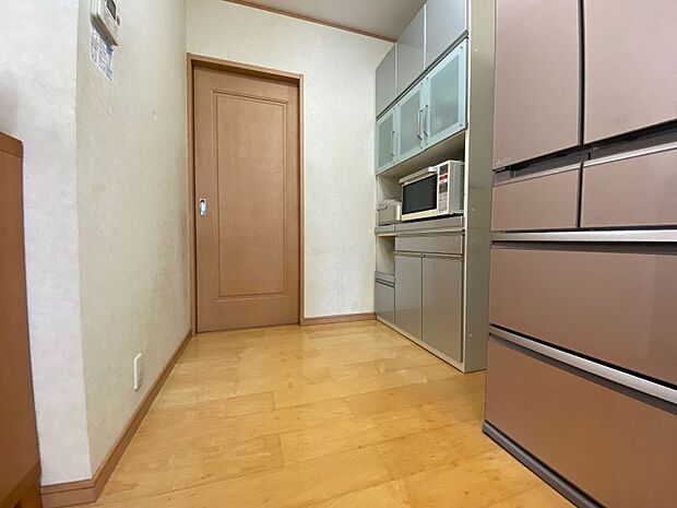 【キッチン】カップボードや冷蔵庫を置いてもしっかり作業スペースを確保できます！