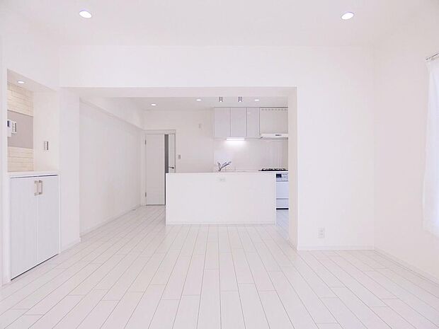 ホワイトを基調としたシンプルで洗練された住戸です。どんな家具もマッチしそうですね。