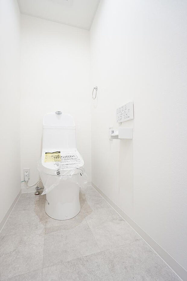 ＜新品＞温水洗浄便座付きトイレ交換済み！リモコン操作できる機能性トイレを採用しています♪