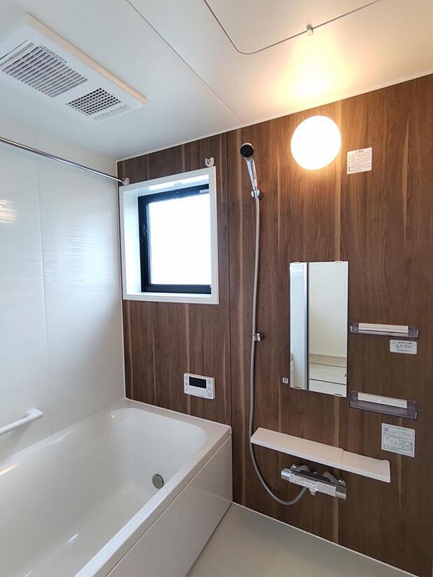 【リフォーム済/ユニットバス】浴室はハウステック製の新品のユニットバスに交換致しました。浴槽には滑り止めの凹凸があり、床は濡れた状態でも滑りにくい加工がされている安心設計です。