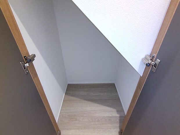 【リフォーム済/階段下収納】階段の下には収納スペースがございます。
