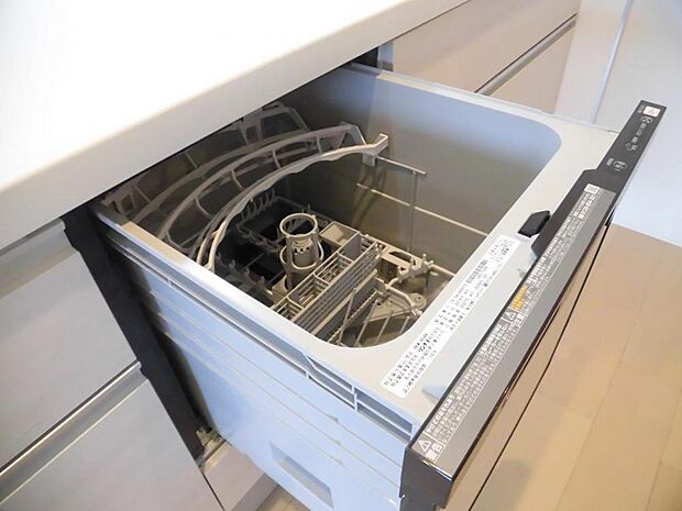 【同仕様写真】新品ハウステック製システムキッチンには、食器洗い乾燥機が付いています。効率的に洗い物ができるので、家事の負担が減ります。