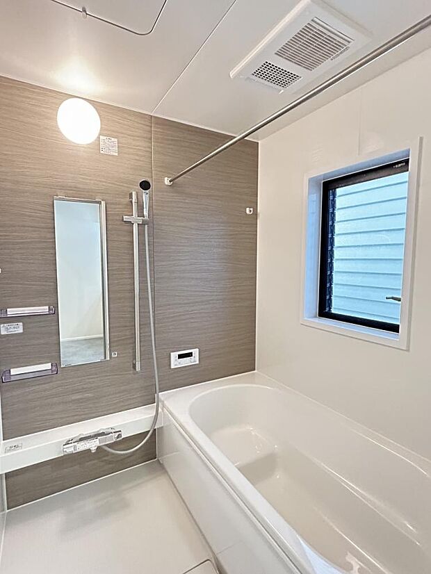 【リフォーム済／ユニットバス】浴室はハウステック製の新品のユニットバスに交換致しました。浴槽には滑り止めの凹凸があり、床は濡れた状態でも滑りにくい加工がされている安心設計です。足を伸ばせる1坪サイズの