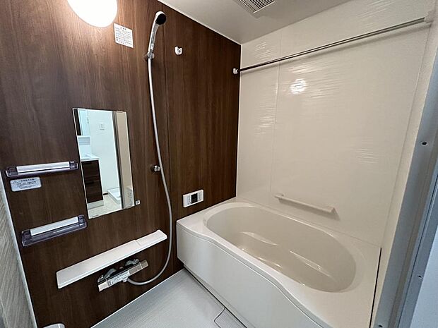 【リフォーム済/浴室】浴室はハウステック製の新品のユニットバスに交換します。浴槽には滑り止めの凹凸があり、床は濡れた状態でも滑りにくい加工がされている安心設計です。
