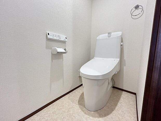 【同仕様写真/トイレ】毎日使用するトイレ洗浄便座付きトイレに新品交換しました。クロスやフロアの張替を一緒にすることで清潔感のある空間に。直接肌に触れる部分は新品がいいですね。