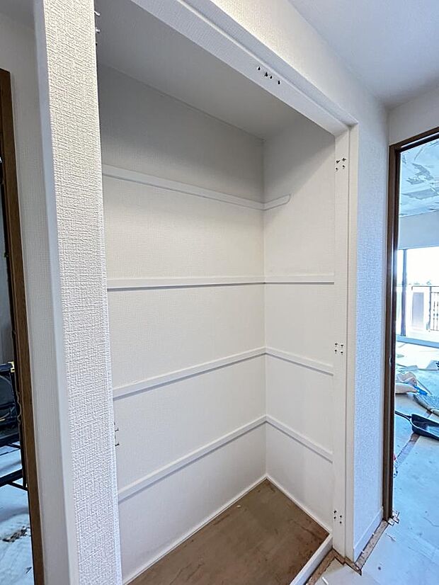 【RF中/廊下収納】棚板を白色に塗装、収納内はクロスを貼ります。