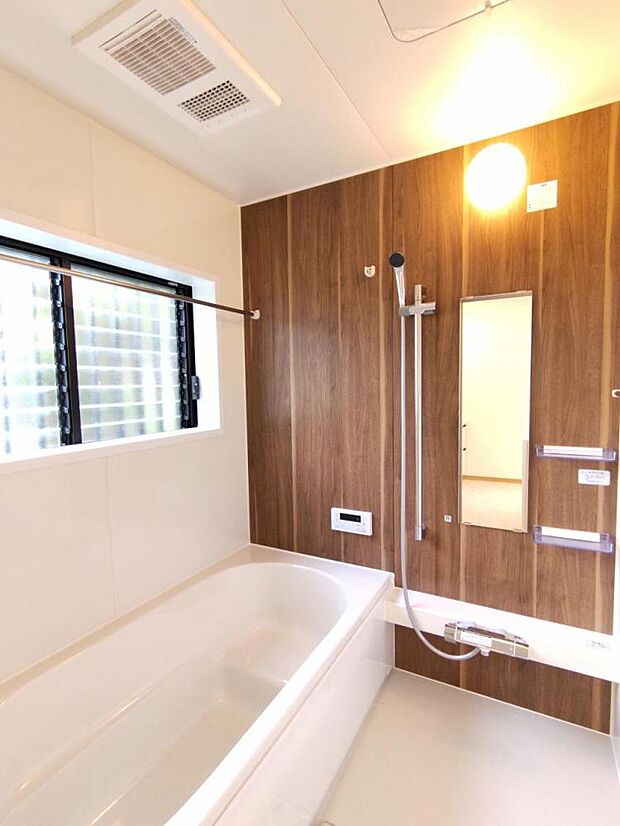 【リフォーム済／ユニットバス】浴室はハウステック製の新品のユニットバスに交換致しました。浴槽には滑り止めの凹凸があり、床は濡れた状態でも滑りにくい加工がされている安心設計です。足を伸ばせる1坪サイズの