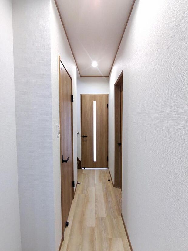 【リフォーム済／1階廊下】廊下はクロス貼替、フロアタイル張り、照明取り付け、建具交換を行いました。