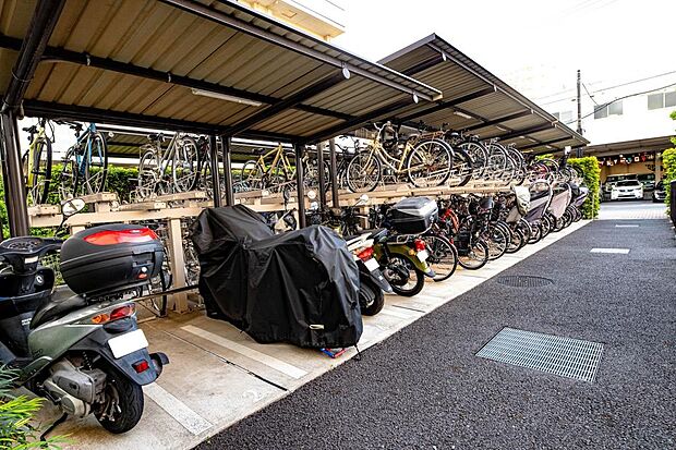 駐輪場には一部、バイク置き場もございます。