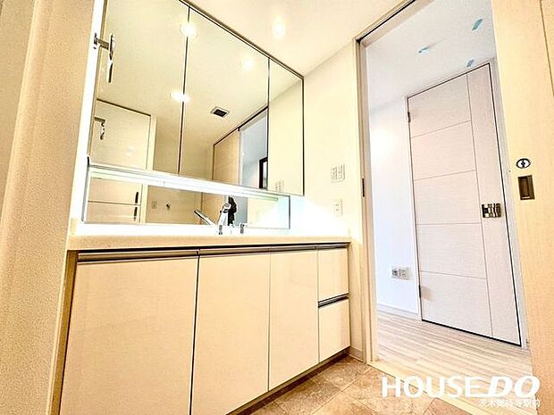 明るく清潔感のある色調で纏められた洗面室は、機能性に富んだ三面鏡の洗面台と採光窓が特徴です♪通気性もよく、洗濯機置場も完備し、家事の動線も配慮されたデザインになっております。