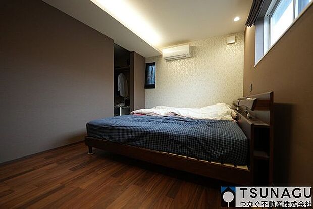間接照明がリラックスできる空間を演出する寝室。大容量のWIC付きです♪