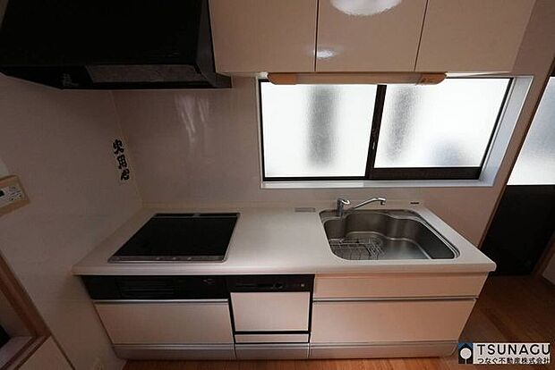 三口のIHクッキングヒーターと食器洗浄乾燥機付きのシステムキッチンです。