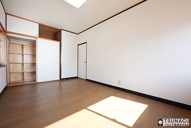 2階洋室です、壁や床の状態もよく丁寧に使用されていた様子が伺えます。