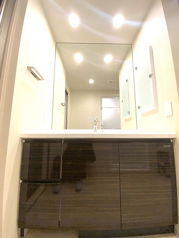 大きな鏡があり、とても使いやすい洗面台になっております！！
