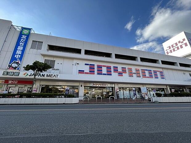 ジョイホン　小山駅前店1階はスーパーと生活に必要な消耗品、2階にはペット用品やカー用品など幅広いジャンルの雑貨が揃っています。 2070m