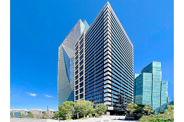 【六本木グランドタワーレジデンス外観（南西側から）】東京メトロ南北線「六本木一丁目」駅徒歩約2分とアクセス便利なマンションです。