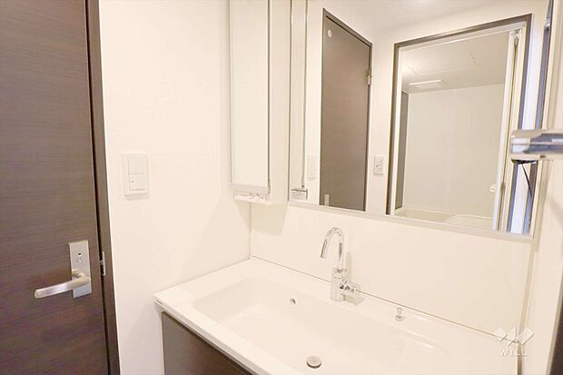 洗面室。2014年2月に新調されており、丁寧にお使いです！鏡の裏に収納あり！