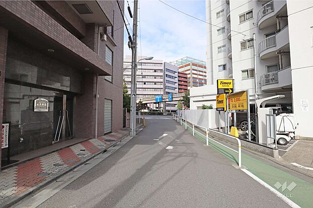 西側前面道路(南側から)。マンションの前面道路の様子です。平坦な地域なので、自転車でのお出かけも楽ちんです。