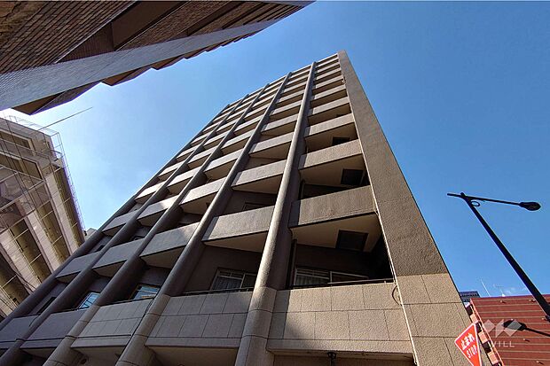 中銀第3目黒マンシオンの外観（南東側から）。1981年築、総戸数48戸のマンションです。