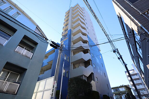 外観。JR「渋谷」駅11分、井の頭線「神泉」駅徒歩6分の松濤に位置する1999年築のマンション。