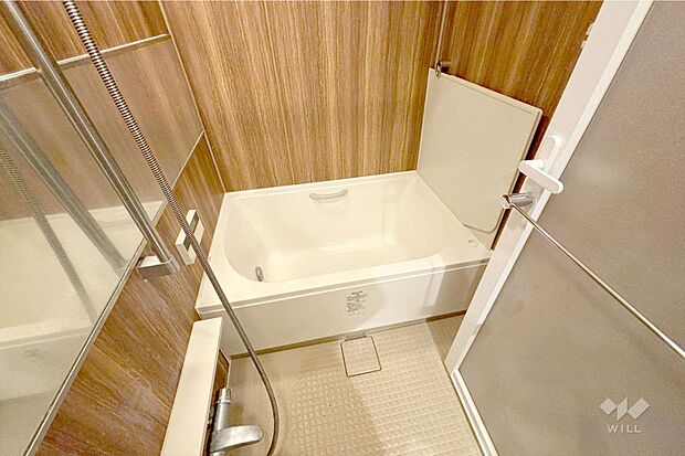 浴室。デザイン性と機能性を兼ね備えたバスルームです。浴室暖房乾燥機付きなので、寒い日のシャワーも快適、雨の日のお洗濯にも困りません。