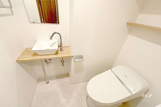 トイレ。掃除のしやすいタンクレストイレ。備え付けのホテルライクな手洗い場がおしゃれです。