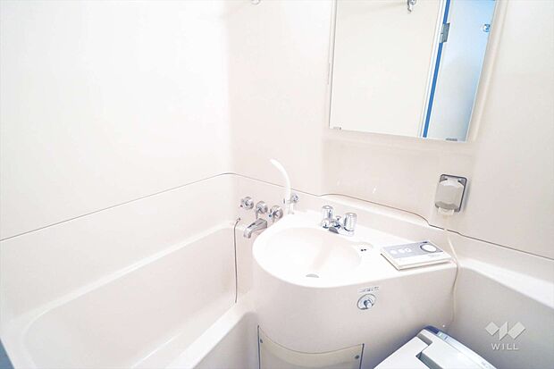 白を基調とした清潔感のある浴室。ゆったりとしたユニットバス。足を伸ばして日々の疲れを癒していただけます。