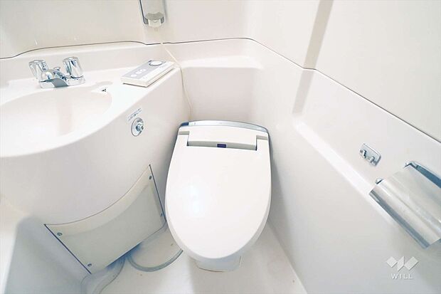 シンプルなデザインのトイレ、手洗い場も設けています。