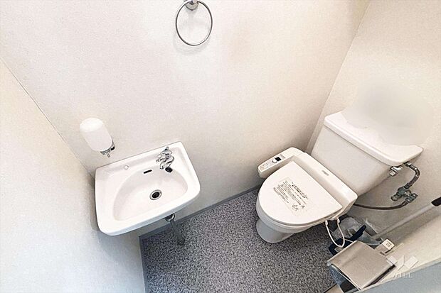 手洗いカウンターのあるトイレです。ウォシュレット付き。タオル掛けもあり、すっきりとした空間になっています。