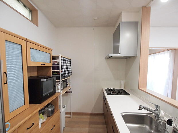 【キッチン】複数人で調理が可能なキッチンスペース。大きめの冷蔵庫も置けそうな広さです。またキッチンと洗面室が隣接しており、家事動線も◎