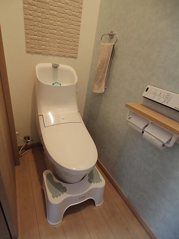 【トイレ】温水洗浄便座が搭載されています。すっきりしたデザインと掃除のしやすさが魅力の、スリム型トイレ。玄関ホールに配置され、お出かけ前や帰宅後すぐに使用できます。