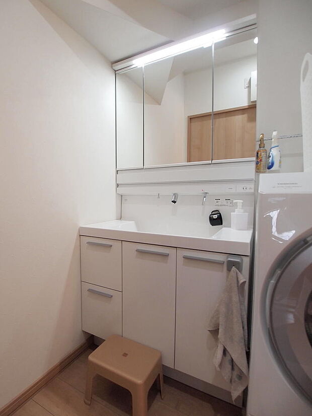 【洗面室】お掃除のしやすい凸凹が少ない洗面ボウルと壁付け水栓付きの洗面台。ホワイトカラーで清潔感があります。