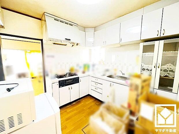 【キッチン】　L字のキッチンで調理スペースがたくさん確保できていて、お料理がはかどりそうですね。