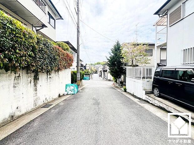 【前道】　前面道路との高低差がほとんどないので、車の出し入れもスムーズに行えます。