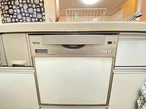 食器洗乾燥機付きで家族の食器もピカピカ。後片付けもラクラクこなせて、日々の生活には欠かせない便利設備♪
