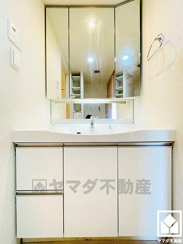 【洗面台】　3面鏡の裏側や洗面台下など収納スペースが豊富な洗面台です。シャワーホース付きの洗面化粧台だからお掃除も簡単です。