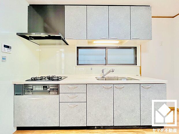 キッチンは空間を有効活用できる壁付けタイプ。