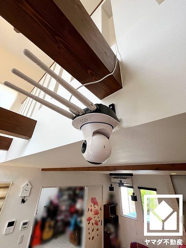【見守りカメラ】　リビングと玄関に設置された見守りカメラで家族の安全を24時間確保。安心して快適な暮らしをお楽しみ頂けます。新しいライフスタイルの一環として、安全と便利さを体感してください。