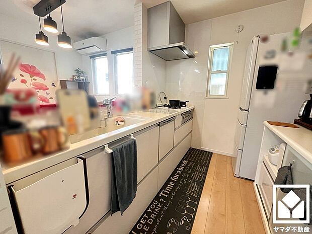 【キッチン】　大きな冷蔵庫や家電を置いてもゆとりのあるキッチンです。食洗機も付いているので毎日の家事の負担を軽減でき、省エネにもなります。