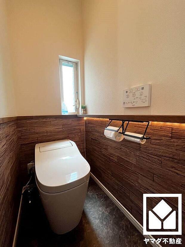 【トイレ】　間接照明があり、モダンなデザインが特徴的なトイレです。小窓もあり、換気もできます。