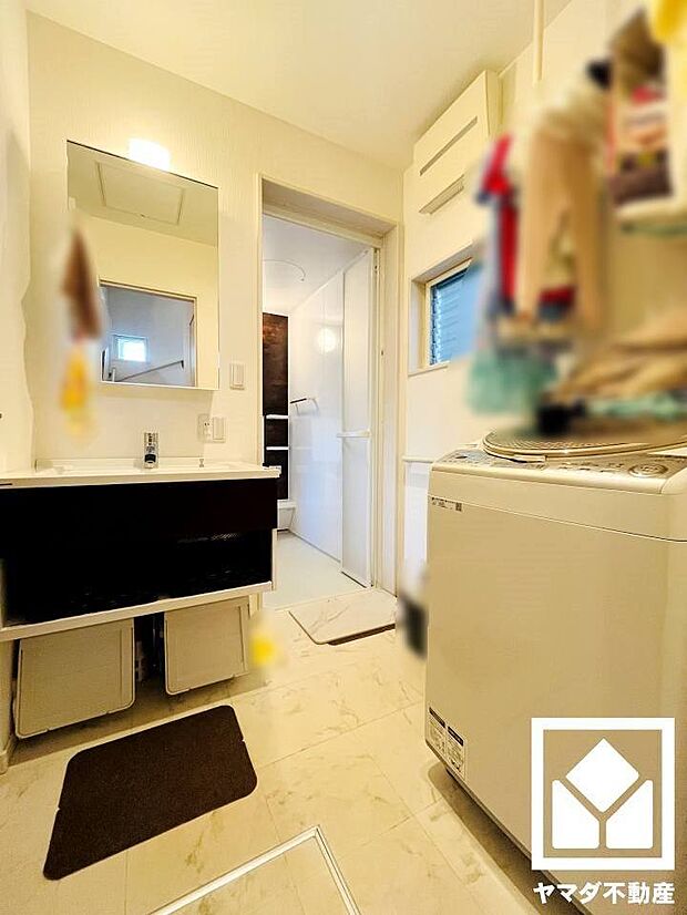 【洗面所】　3面鏡の裏側や洗面台下など収納スペースが豊富な洗面台です。