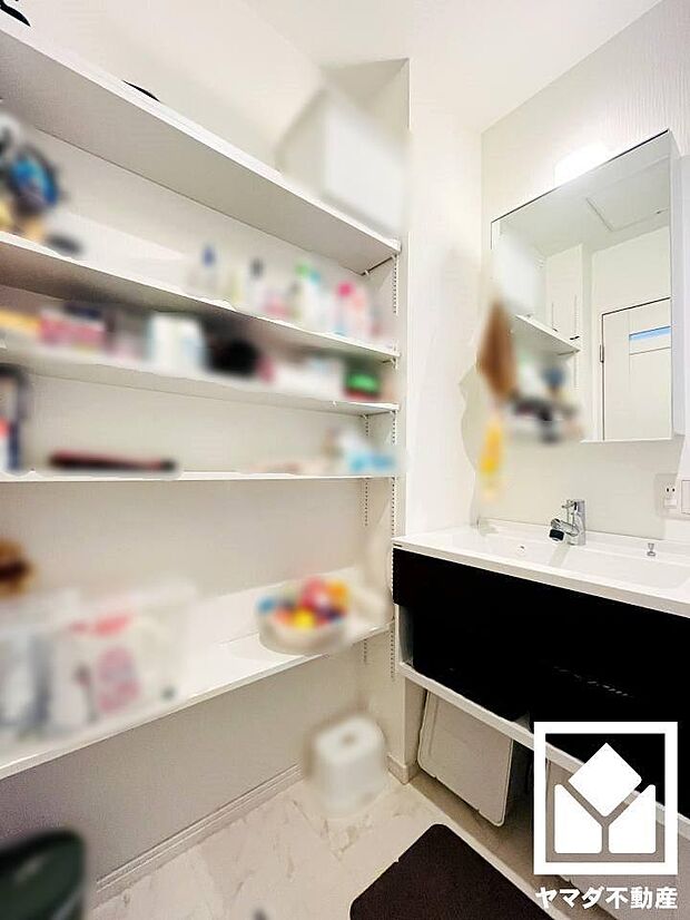 【洗面所】　洗面台の左側には豊富な収納スペースあり♪細かいものやストックなどこちらに収納できますね。