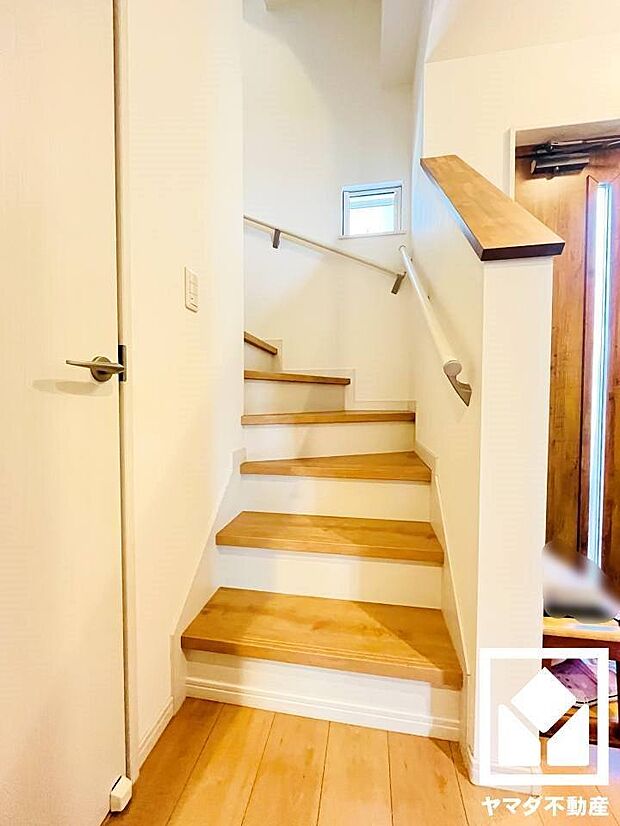 【階段】　リビング階段で家族との距離が近くなり、より自由にコミュニケーションが取れます。空間の広がりが快適な生活をサポートします。