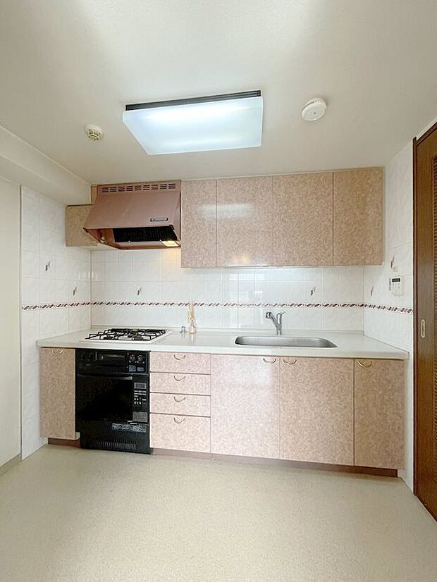 室内（2024年2月）撮影　幅も約2700mm有り奥行きもある、広々としたキッチンです。