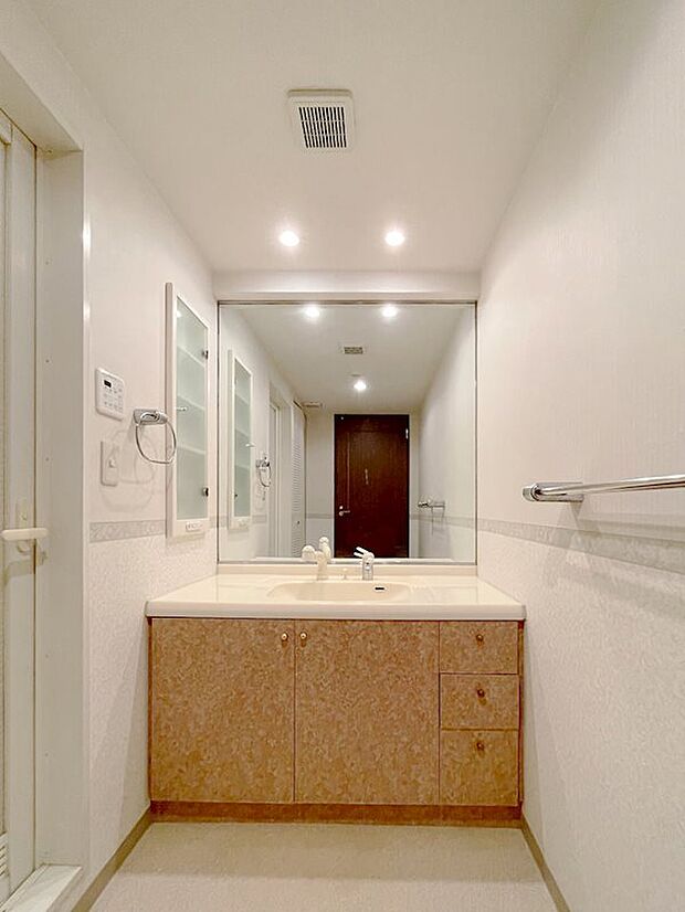 室内（2024年2月）撮影　奥行が有りゆったりとした洗面所です。洗濯機置き場には扉付